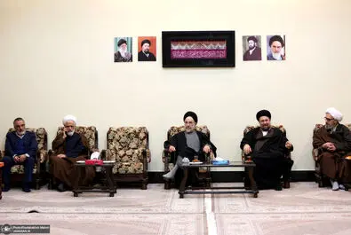 خاتمی و اعضای مجمع روحانیون در حرم امام 