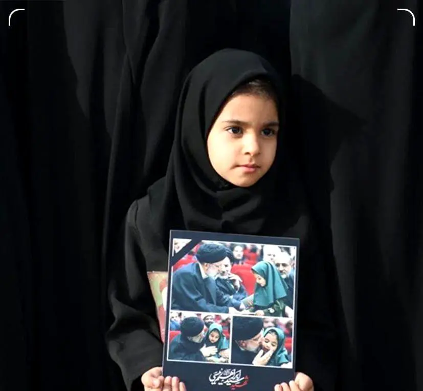  دختری که در صف استقبال پیکر رییسی  ایستاده، کیست؟+تصویر
