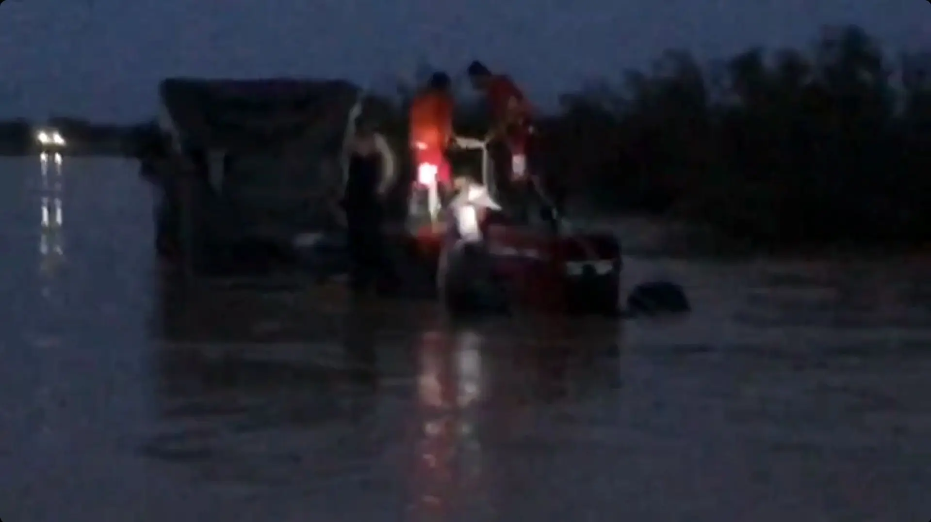 گیر افتادن یک راننده کامیون در سیل کرمان! +فیلم