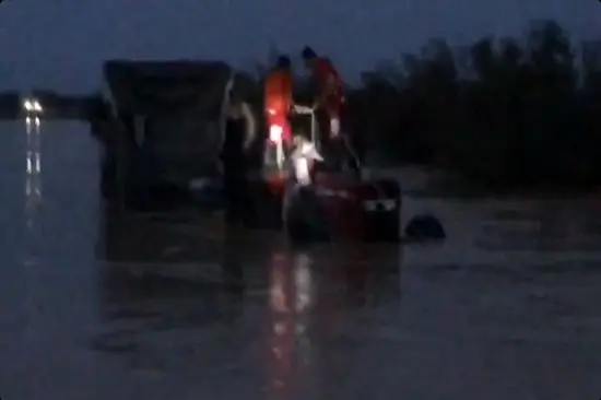 گیر افتادن یک راننده کامیون در سیل کرمان! +فیلم