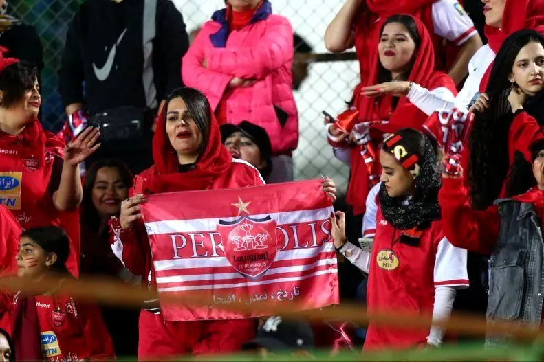 (عکس) پرچم خاص زنان پرسپولیسی در شهر قدس

