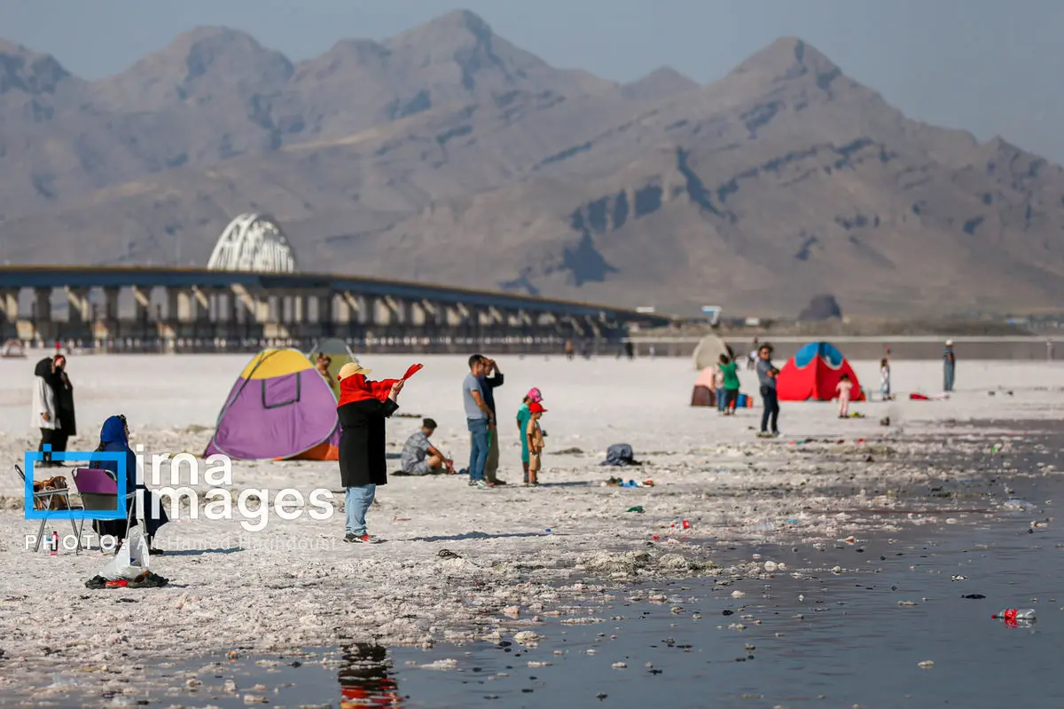 شنا کردن مردم در دریاچه بی‌جان ارومیه + عکس