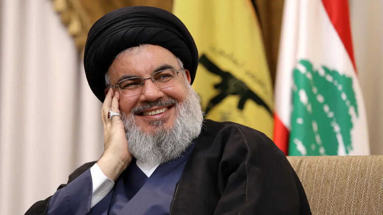 حضور خدام ایرانی با پرچم حرم رضوی در محل شهادت سیدحسن نصرالله در ضاحیه + عکس

