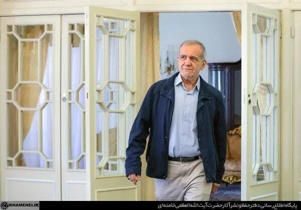حرفهای پزشکیان با سایت رهبری که بوی تغییر قیمت بنزین می‌دهد!
