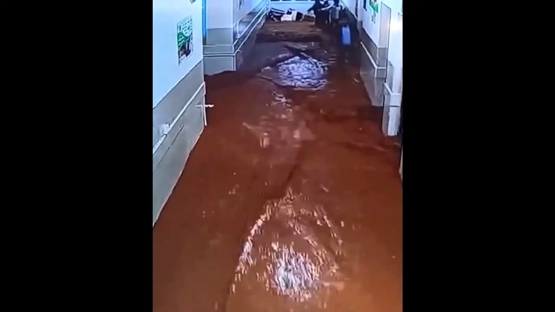 ورود ناگهانی سیلاب به یک مدرسه+فیلم