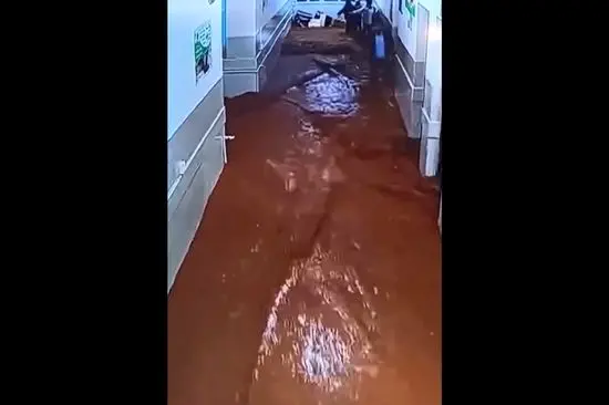 ورود ناگهانی سیلاب به یک مدرسه+فیلم