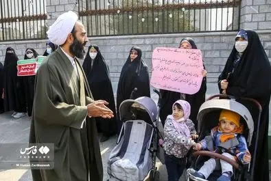 تجمع برخی زنان مقابل مجلس در اعتراض به وضعیت حجاب