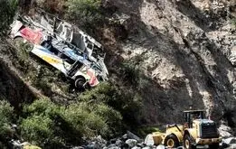 سقوط یک اتوبوس با ۴۵ مسافر به دره! 