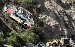 سقوط یک اتوبوس با ۴۵ مسافر به دره! 