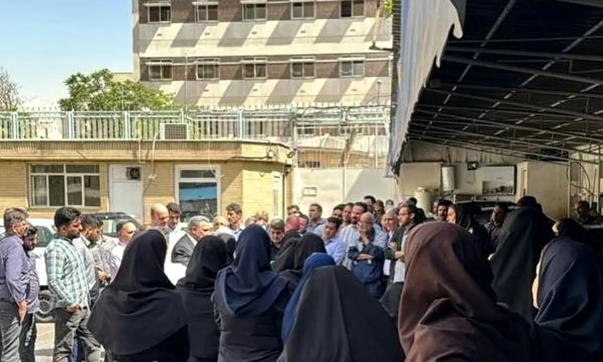 تحصن اعتراض آمیز کارکنان شرکت نفت در تهران

