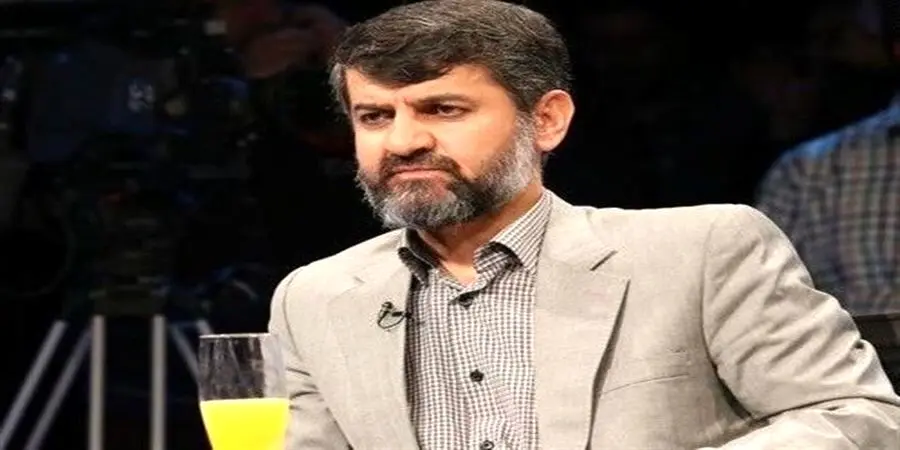 تصویری جنجالی از حضور مدیرمسئول مشهور کیهان بر مزار مهسا امینی

