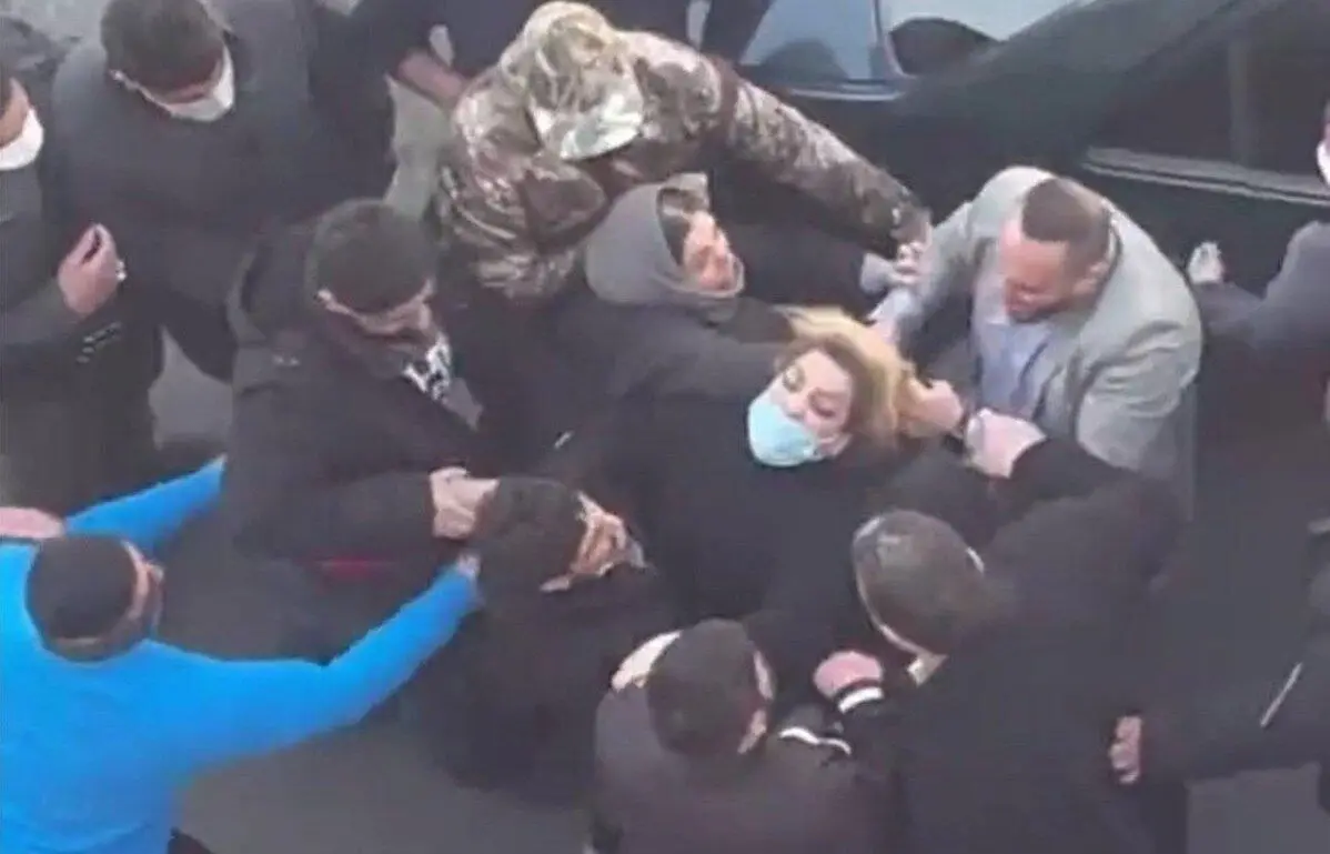 انتقاد شدید نماینده مجلس از «لباس شخصی» بازداشت شده + عکس