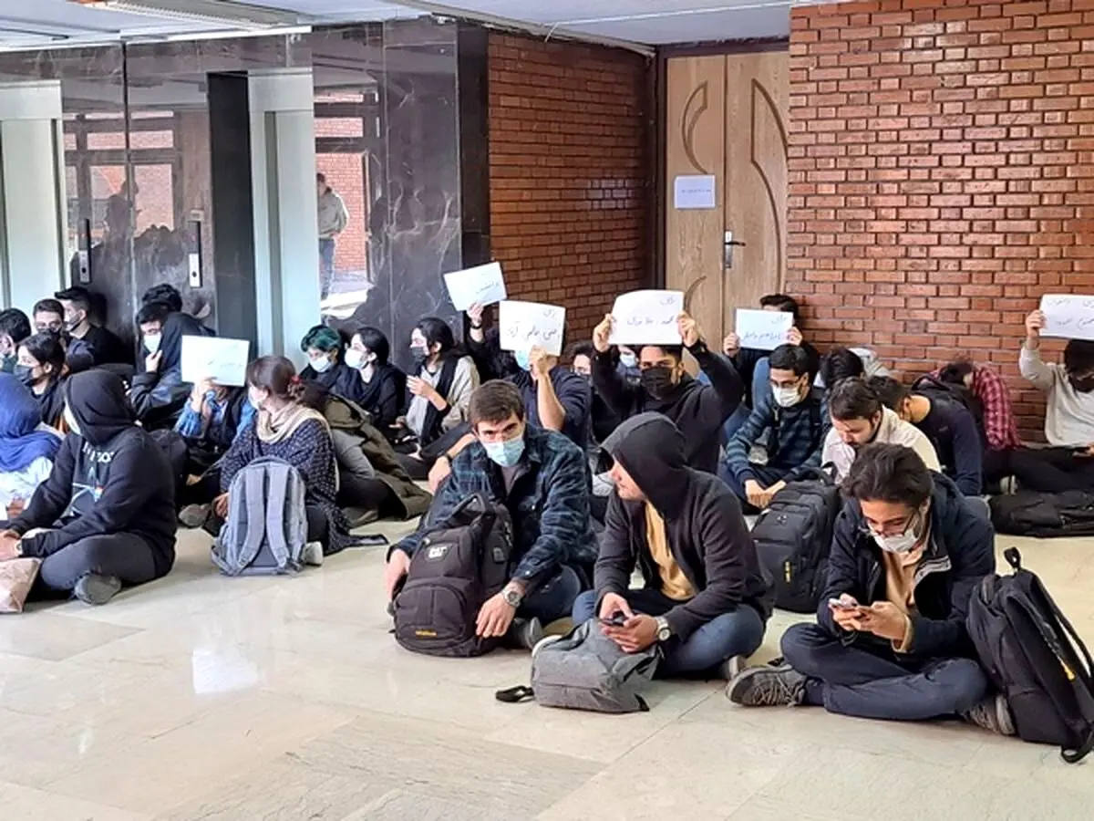 حرکت نمادین و اعتراضی دانشجویان «شریف» برای آزادی هم‌دانشگاهی‌هایشان + عکس