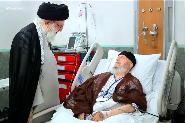 ویدئویی از عیادت رهبر  انقلاب با آیت‌الله مکارم شیرازی  در بیمارستان 

