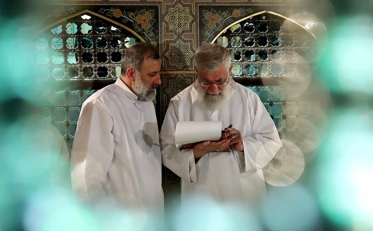 رهبر انقلاب بر پیکر رئیس جمهور شهید و همراهانش نماز اقامه می‌کنند


