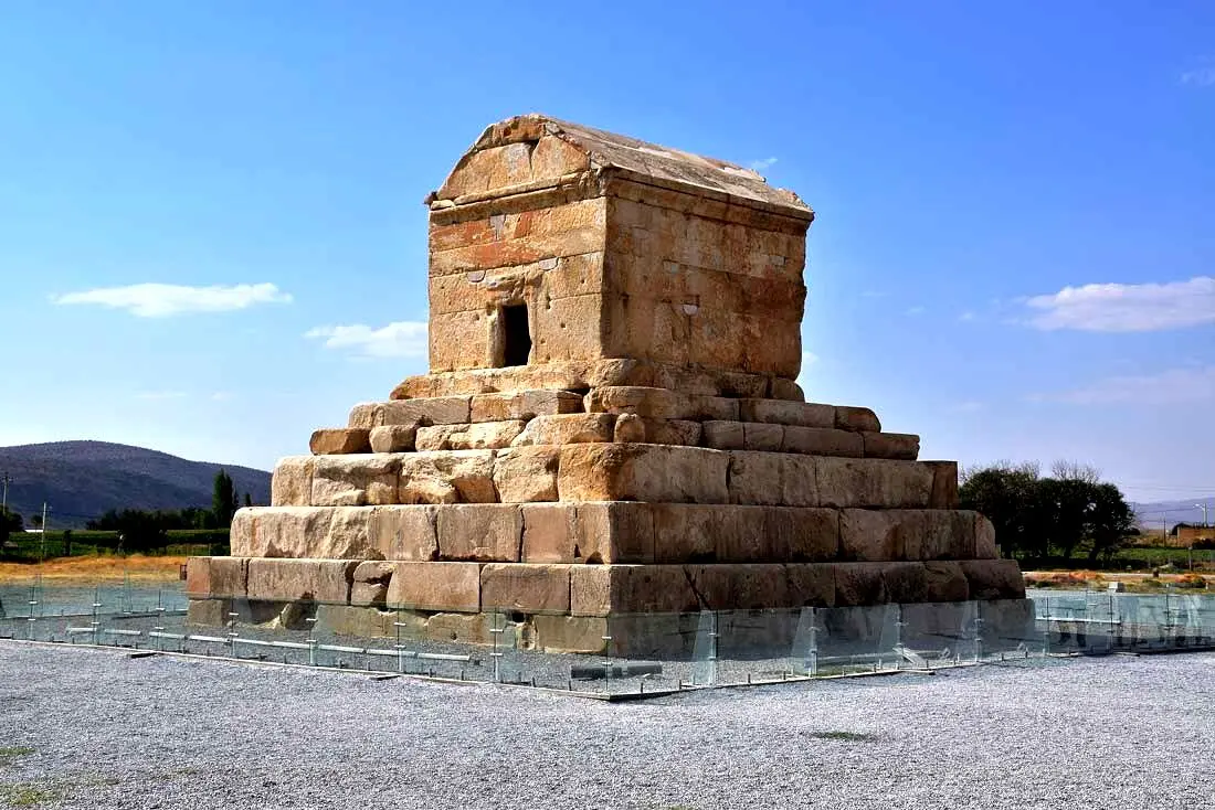 تصویری دیدنی از مقبره کوروش کبیر در برف +عکس