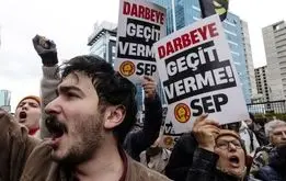 ترکیه بهم ریخت؛ تظاهرات هزاران نفری علیه اردوغان/ لیر سقوط کرد +عکس