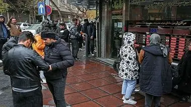 خریداران دلار به صف شدند