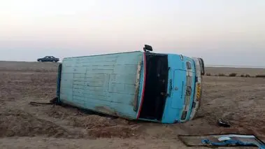 انحراف مینی‌بوس در آبادان / ۱۴ نفر راهی بیمارستان شدند