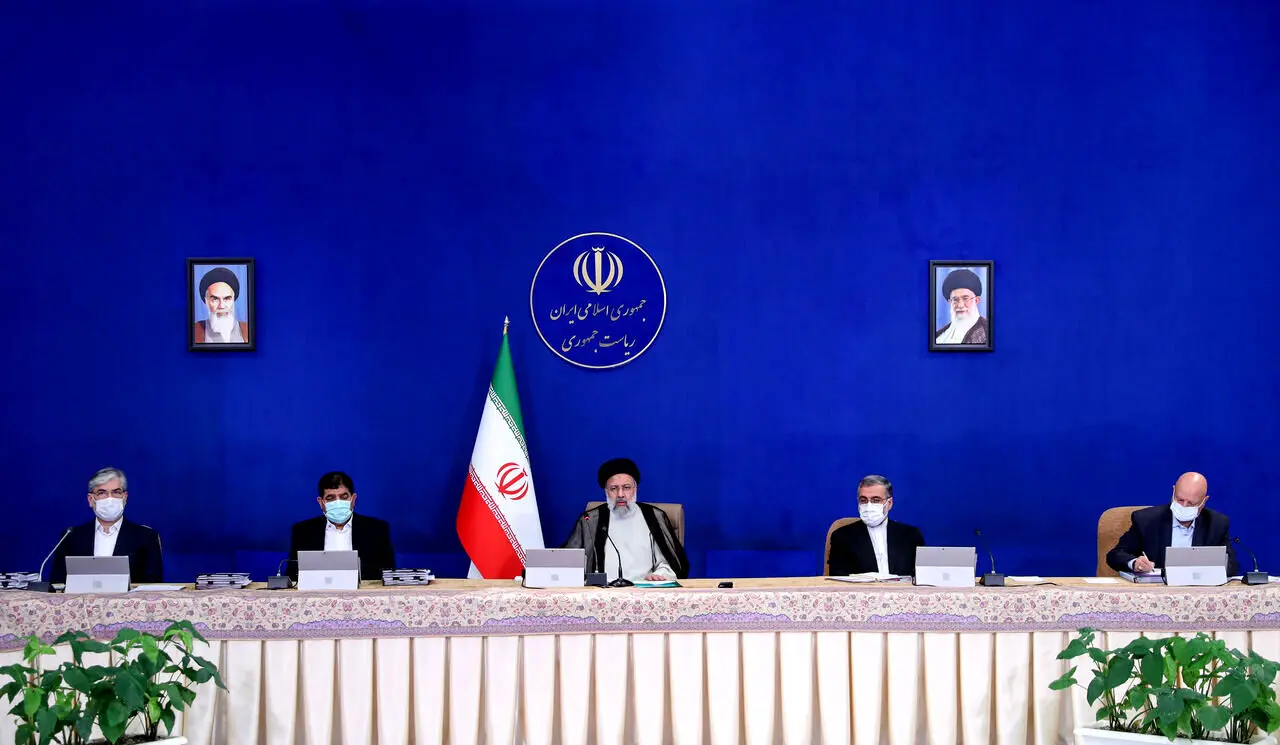 کنایه تند یک روزنامه به رئیسی درباره دلار ۵۰هزار تومانی!
