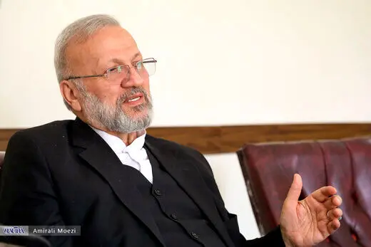 منوچهر متکی:  مسئولان مطالبات مردم را بشنوند/ باید سر افعی را زد