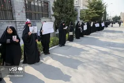 تجمع برخی زنان مقابل مجلس در اعتراض به وضعیت حجاب