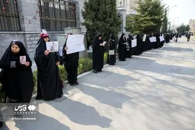 تجمع برخی زنان مقابل مجلس در اعتراض به وضعیت حجاب