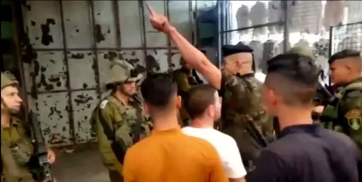 بیرون انداخته شدن جمعی از نظامیان صهیونیست از بازار توسط افسر فلسطینی + فیلم