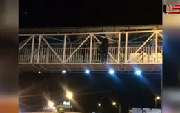 لحظه سقوط دختر ۱۸ ساله از پل هوایی هنگام فرار از دو خفت گیر خشن + فیلم