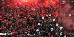 پرتاب نارنجک در نقش جهان؛ هوادار تراکتور بیهوش شد! +فیلم