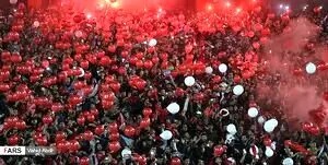 پرتاب نارنجک در نقش جهان؛ هوادار تراکتور بیهوش شد! +فیلم