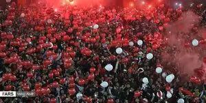 پرتاب نارنجک در نقش جهان؛ هوادار تراکتور بیهوش شد! +فیلم