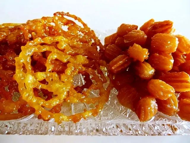 تولید زولبیا و بامیه با شربت معده در یک قنادی بزرگ