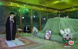 تصویری از حضور رهبر انقلاب در حرم امام خمینی و مزار هاشمی رفسنجانی

