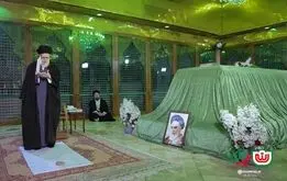 تصویری از حضور رهبر انقلاب در حرم امام خمینی و مزار هاشمی رفسنجانی

