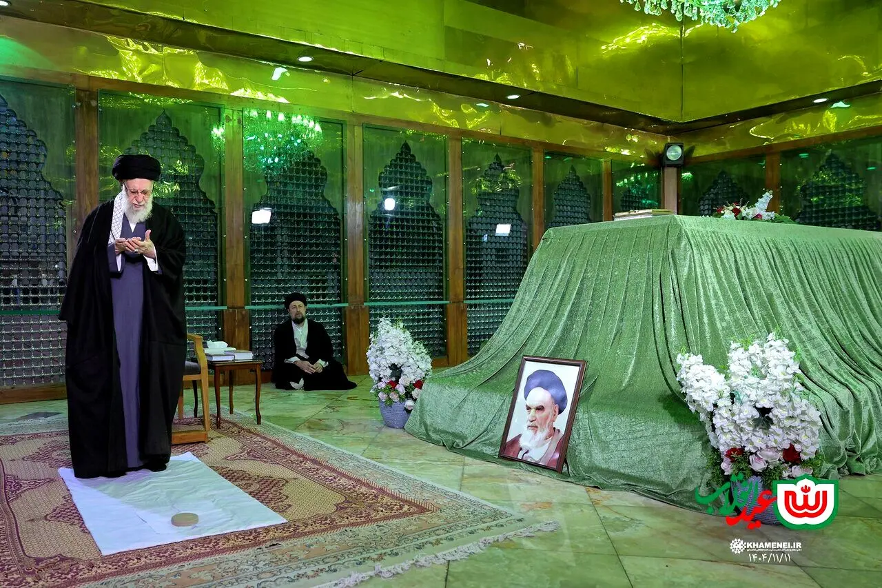 تصویری از حضور رهبر انقلاب در حرم امام خمینی و مزار هاشمی رفسنجانی

