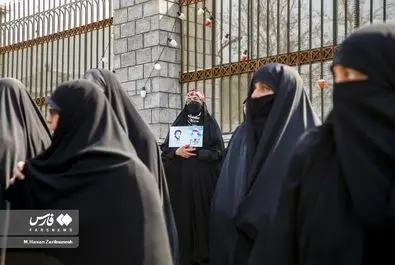 تجمع برخی زنان مقابل مجلس در اعتراض به وضعیت حجاب