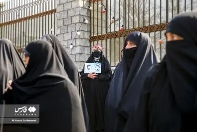 تجمع برخی زنان مقابل مجلس در اعتراض به وضعیت حجاب