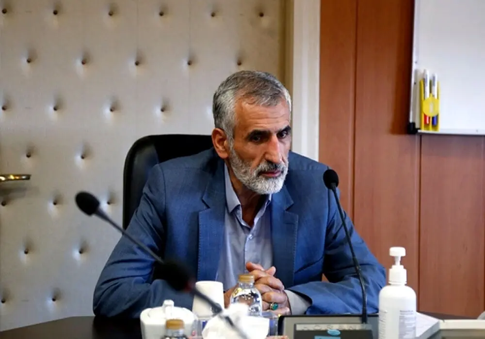 سربازان و کسانی که کارت پایان خدمت ندارند، بخوانند