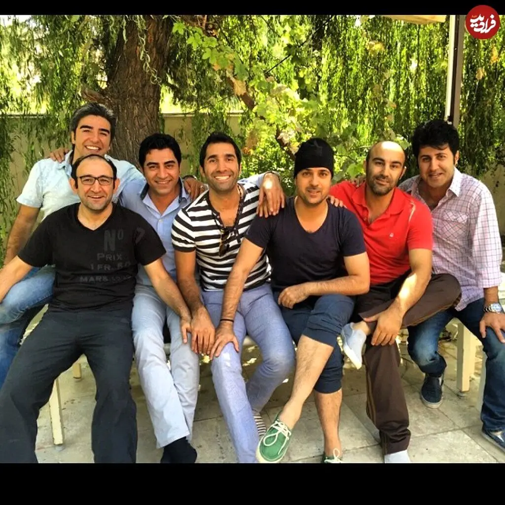 عکس زیرخاکی از دورهمی بازیگران پایتخت در یک باغ

