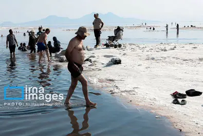 شنا کردن مردم در دریاچه بی‌جان ارومیه + عکس