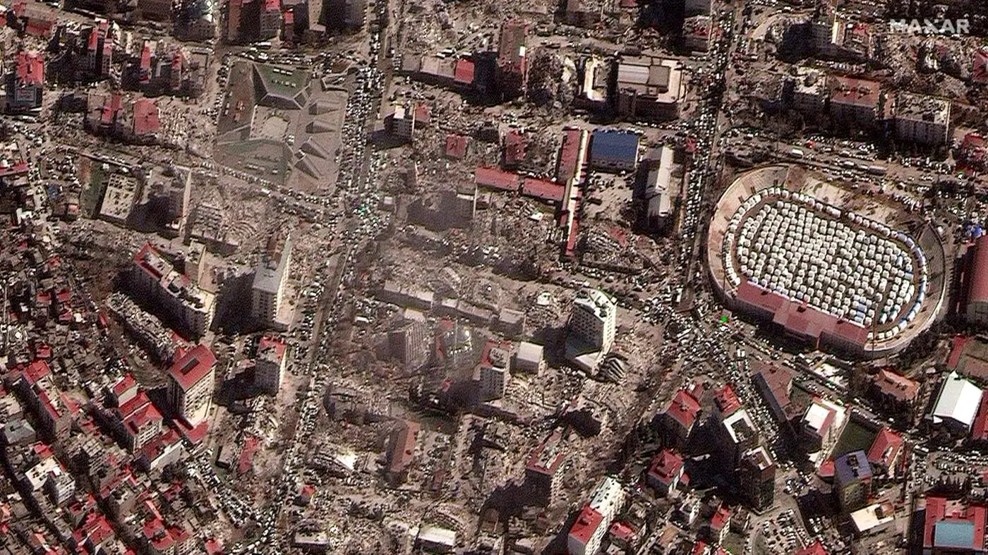 تصویری دلخراش از یک مادر در حال گشتن خرابه‌ها برای پیدا‌کردن جسد فرزندان + عکس