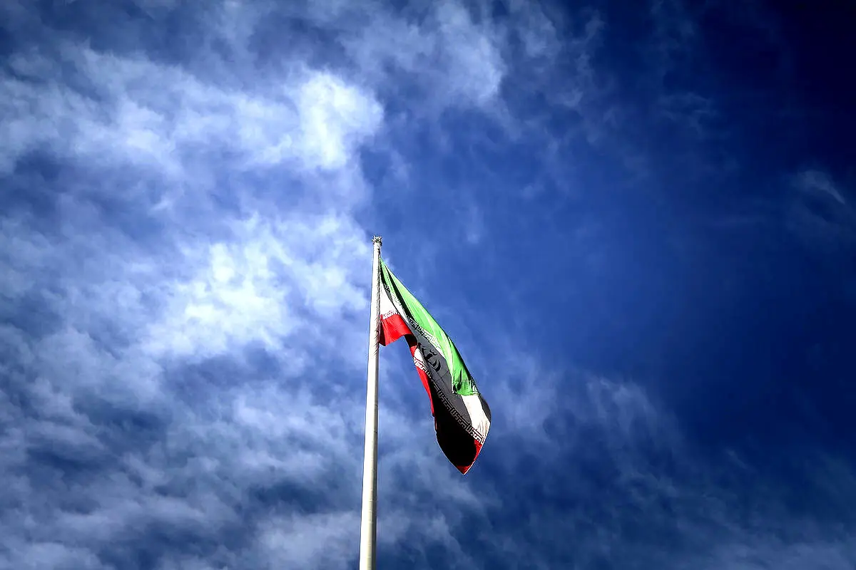بلندترین پرچم ایران ، در یکی از خیابان‌های تهران+عکس