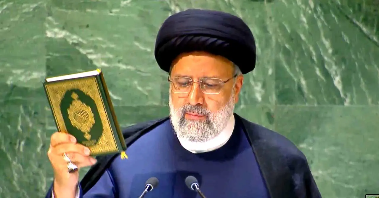  رئیسی در سازمان ملل  قرآن را به دست گرفت و به سوزاندن آن اعتراض کرد +عکس
