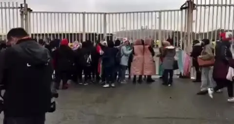 حضور تعدادی از زنان هوادار فوتبال پشت در ورزشگاه آزادی/
نارضایتی هواداران زن فوتبال