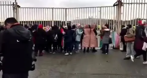 حضور تعدادی از زنان هوادار فوتبال پشت در ورزشگاه آزادی/
نارضایتی هواداران زن فوتبال