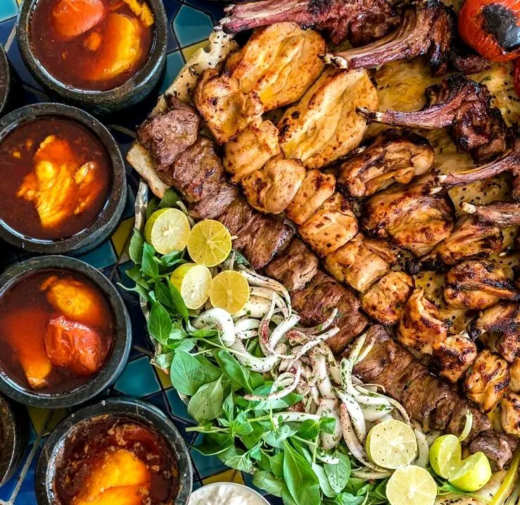 چرا نباید ایستاده غذا بخوریم؟+عکس