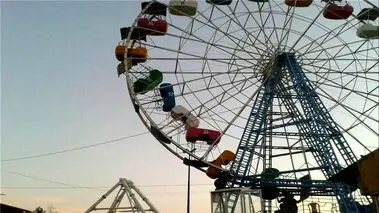 آتش‌سوزی یک چرخ‌وفلک در شهربازی محمودآباد + فیلم