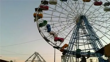 آتش‌سوزی یک چرخ‌وفلک در شهربازی محمودآباد + فیلم