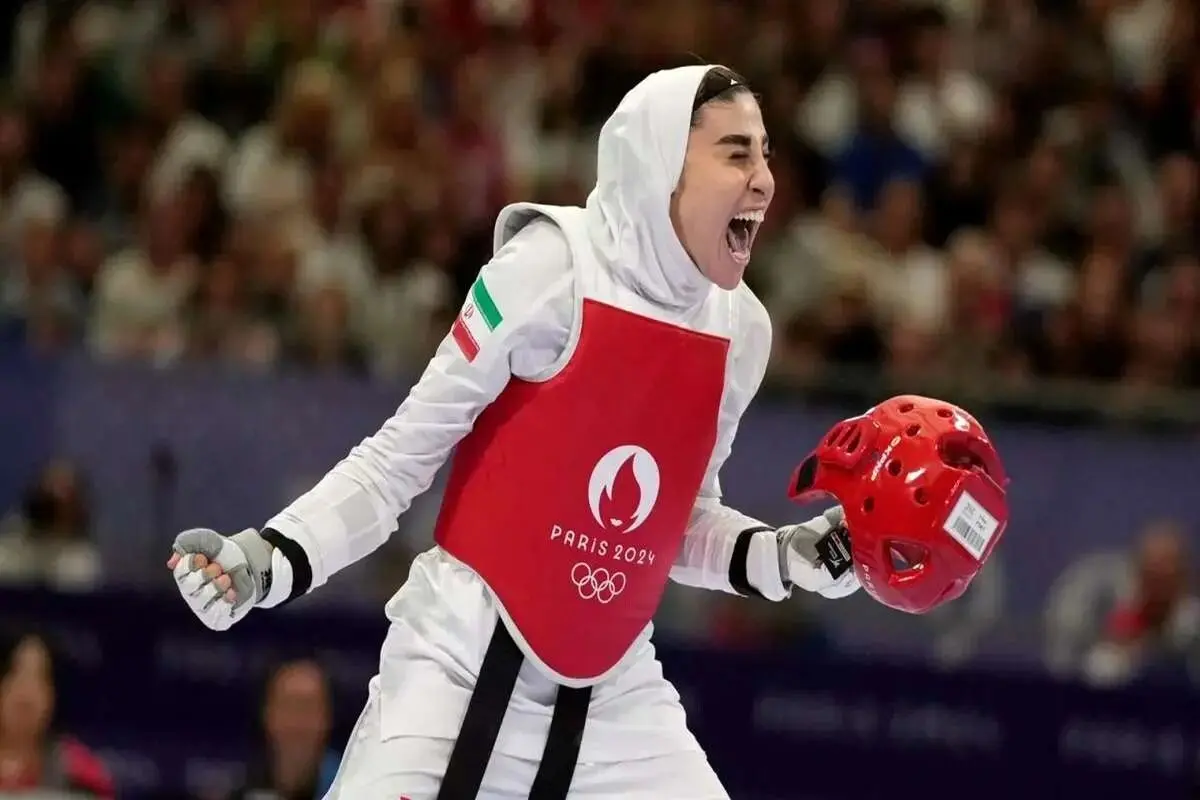 بوسه ناهید کیانی بر دستان پدر در مراسم استقبال از مدال آوران المپیک 2024 پاریس + فیلم